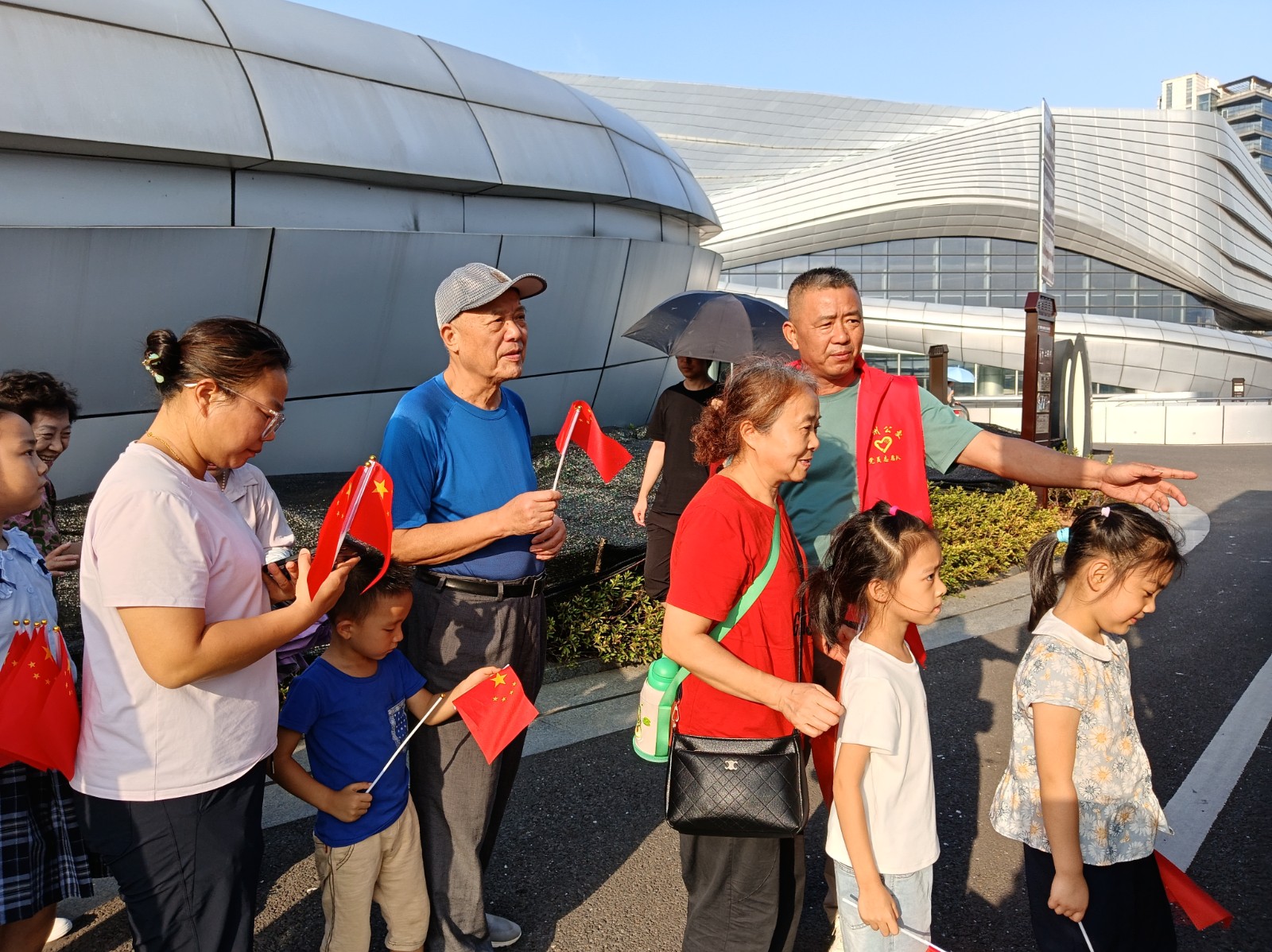 節(jié)日我在崗｜衢州公交人日夜堅(jiān)守，以“志愿紅”繪就古城溫暖出行路